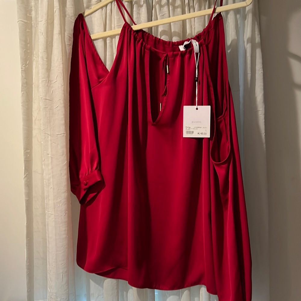 NWT beautiful L'Academie Large top in Berry.